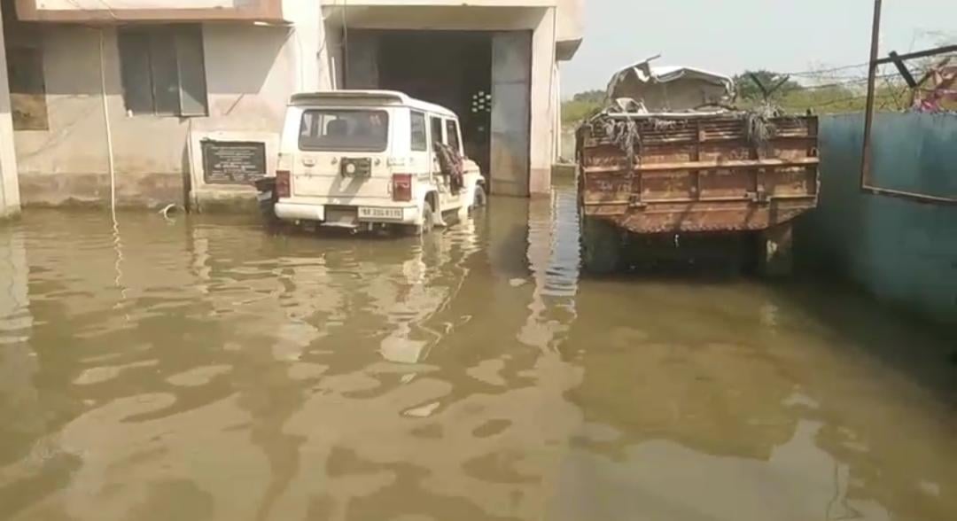 राघोपुर में बाढ़ का कहर, स्कूल बंद