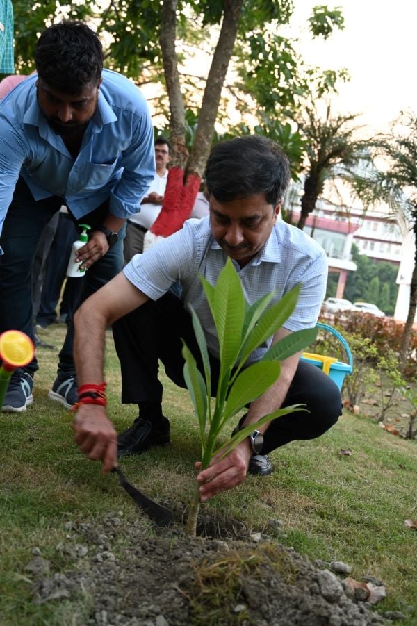 पूर्व मध्य रेल के हाजीपुर मुख्यालय में स्वच्छता शपथ और वृक्षारोपण कार्यक्रम आयोजित
