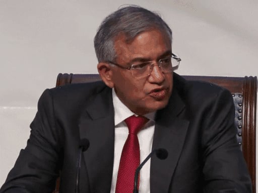 चुनाव आयोग के फैसलों पर सुप्रीम कोर्ट की पैनी नजर, सीईसी को तत्काल राहत नहीं